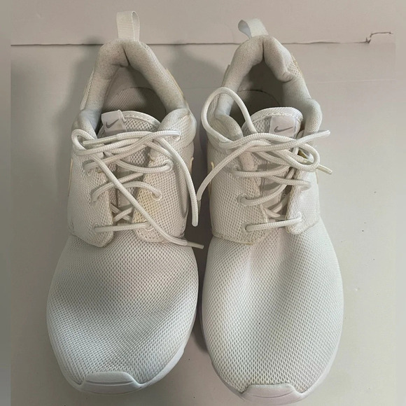 ✅️Nike  Women's Roshe Size 7Y - Triple White - Picture 2 of 14